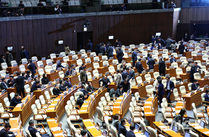 [서울=뉴시스] 김명년 기자 = 더불어민주당 의원들이 24일 오후 서울 여의도 국회에서 열린 본회의에서 윤한홍 국민의힘 의원의 상법 일부개정법률안(대안)에 대한 무제한토론(필리버스터)를 시작하자 회의장을 빠져나가고 있다. 2026.02.24. kmn@newsis.com