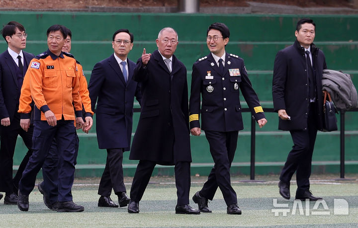 [남양주=뉴시스] 홍효식 기자 = 정의선 현대자동차그룹 회장과 김승룡 소방청장 직무대행이 지난 24일(어제) 오후 경기도 남양주시 수도권119특수구조대에서 열린 현대자동차그룹-소방청 무인소방로봇 기증식에서 무인소방로봇 시연을 참관하기 위해 이동하고 있다. 2026.02.25. yesphoto@newsis.com