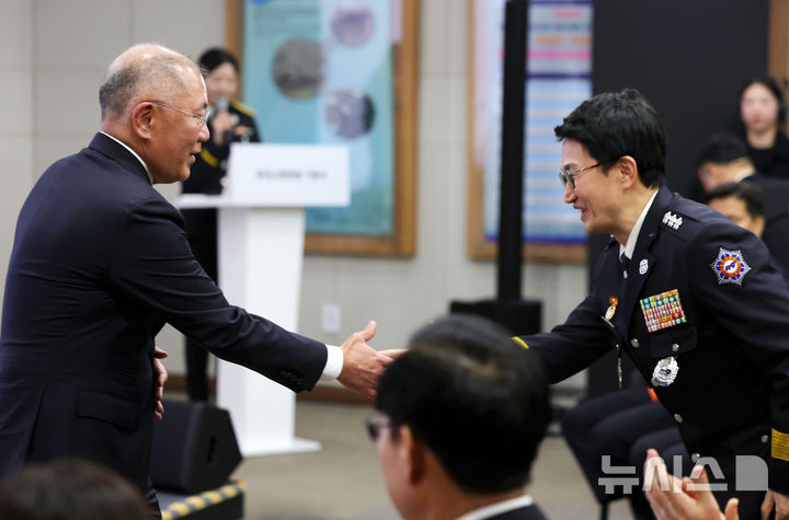[남양주=뉴시스] 홍효식 기자 = 정의선(왼쪽) 현대자동차그룹 회장과 김승룡 소방청장 직무대행이 지난 24일(어제) 오후 경기도 남양주시 수도권119특수구조대에서 열린 현대자동차그룹-소방청 무인소방로봇 기증식에서 악수하고 있다. 2026.02.25. yesphoto@newsis.com