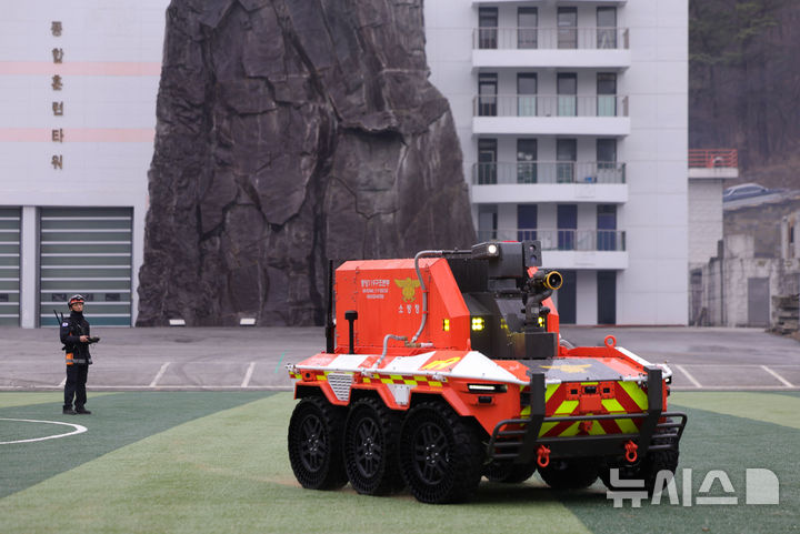[남양주=뉴시스] 홍효식 기자 = 무인소방로봇이 지난 24일(어제) 오후 경기도 남양주시 수도권119특수구조대에서 열린 현대자동차그룹-소방청 무인소방로봇 기증식에서 기동하고 있다. 2026.02.25. yesphoto@newsis.com