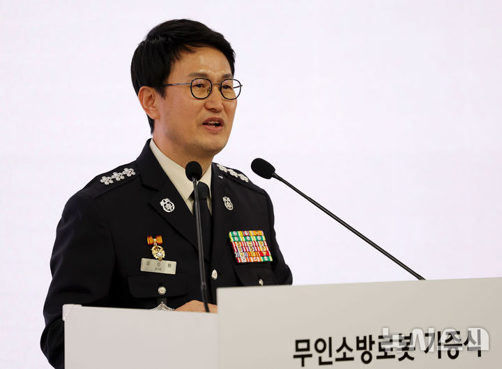 [남양주=뉴시스] 홍효식 기자 = 김승룡 소방청장 직무대행이 지난 24일(어제) 오후 경기도 남양주시 수도권119특수구조대에서 열린 현대자동차그룹-소방청 무인소방로봇 기증식에서 인사말을 하고 있다. 2026.02.25. yesphoto@newsis.com