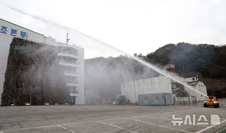 [남양주=뉴시스] 홍효식 기자 = 무인소방로봇이 지난 24일(어제) 오후 경기도 남양주시 수도권119특수구조대에서 열린 현대자동차그룹-소방청 무인소방로봇 기증식에서 시연을 하고 있다. 2026.02.25. yesphoto@newsis.com
