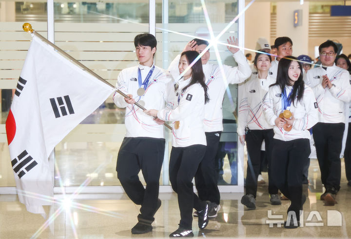 [인천공항=뉴시스] 김근수 기자 = 2026 밀라노·코르티나담페초 동계 올림픽에 출전했던 쇼트트랙 최민정과 황대헌, 김길리 등 선수단이 24일 인천국제공항 제2여객터미널을 통해 귀국하고 있다. 2026.02.24. ks@newsis.com
