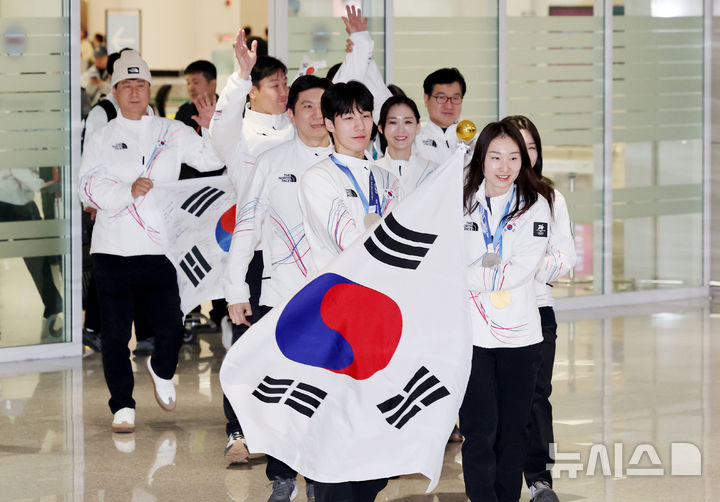 [인천공항=뉴시스] 권창회 기자 = 2026 밀라노-코르티나 동계올림픽 황대헌, 최민정을 비롯한 선수단이 24일 오후 인천국제공항 제2여객터미널로 귀국하고 있다. 2026.02.24. kch0523@newsis.com