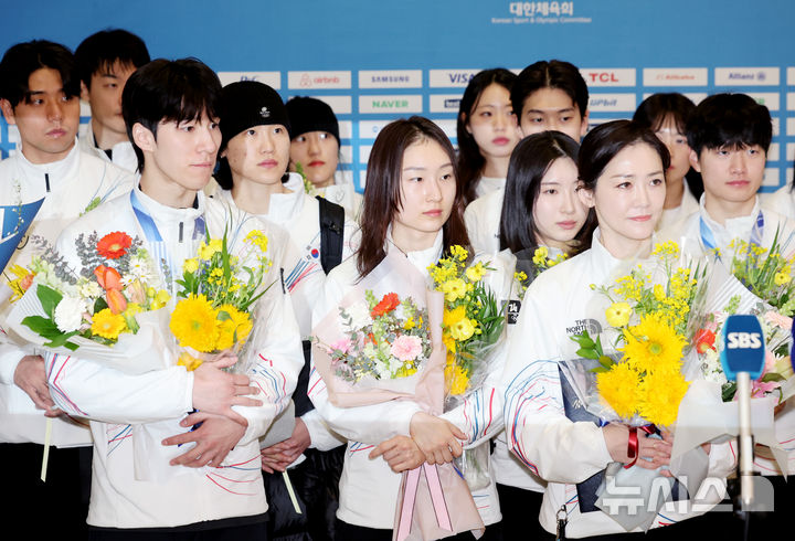 [인천공항=뉴시스] 권창회 기자 = 2026 밀라노-코르티나 동계올림픽 황대헌, 최민정을 비롯한 선수단이 24일 오후 인천국제공항 제2여객터미널로 귀국, 꽃다발을 들고 있다. 2026.02.24. kch0523@newsis.com