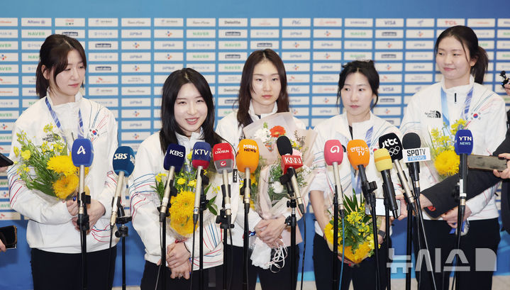 [인천공항=뉴시스] 권창회 기자 = 2026 밀라노-코르티나 동계올림픽 쇼트트랙 김길리가 24일 오후 인천국제공항 제2여객터미널로 귀국, 취재진의 질문에 답하고 있다. 2026.02.24. kch0523@newsis.com