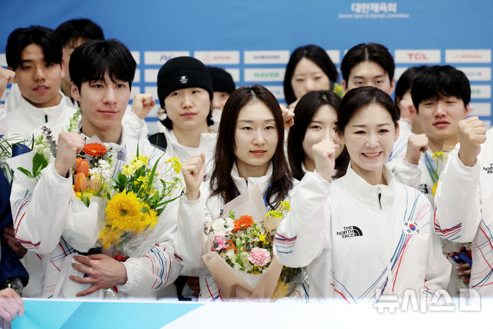 [인천공항=뉴시스] 권창회 기자 = 2026 밀라노-코르티나 동계올림픽 황대헌, 최민정을 비롯한 선수단이 24일 오후 인천국제공항 제2여객터미널로 귀국, 파이팅을 외치고 있다. 2026.02.24. kch0523@newsis.com