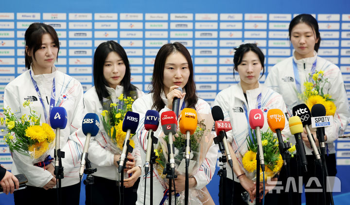 [인천공항=뉴시스] 권창회 기자 = 2026 밀라노-코르티나 동계올림픽 쇼트트랙 최민정이 24일 오후 인천국제공항 제2여객터미널로 귀국, 취재진의 질문에 답하고 있다. 2026.02.24. kch0523@newsis.com