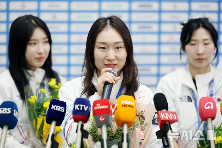 [인천공항=뉴시스] 권창회 기자 = 2026 밀라노-코르티나 동계올림픽 쇼트트랙 최민정이 24일 오후 인천국제공항 제2여객터미널로 귀국, 취재진의 질문에 답하고 있다. 2026.02.24. kch0523@newsis.com