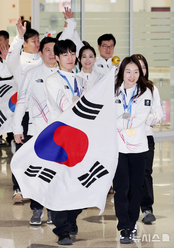[인천공항=뉴시스] 권창회 기자 = 2026 밀라노-코르티나 동계올림픽 황대헌, 최민정을 비롯한 선수단이 24일 오후 인천국제공항 제2여객터미널로 귀국하고 있다. 2026.02.24. kch0523@newsis.com