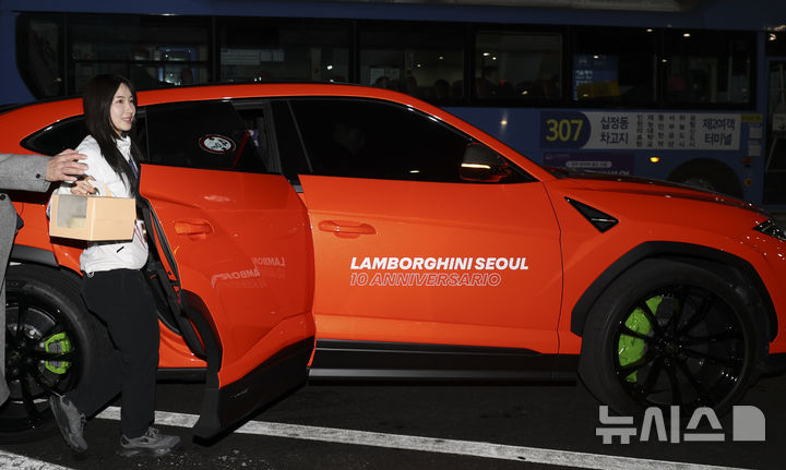 [인천공항=뉴시스] 김근수 기자 =  2026 밀라노·코르티나담페초 동계올림픽에서 2관왕을 차지한 쇼트트랙 김길리가 24일 오후 인천국제공항 제2여객터미널에서 람브로기니 우르스 차량을 타고 이동하고 있다. 람보르기니 코리아는 이날 인천국제공항 제2터미널에 도착하는 김길리 선수를 위해 전문 운전기사가 동행하는 차량을 보내, 공항에서 본가까지 이동할 수 있는 ‘쇼퍼 서비스’를 제공한다고 밝혔다. 2026.02.24. ks@newsis.com