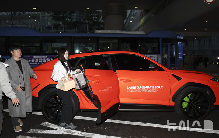 [인천공항=뉴시스] 김근수 기자 = 2026 밀라노·코르티나담페초 동계올림픽에서 2관왕을 차지한 쇼트트랙 김길리가 24일 오후 인천국제공항 제2여객터미널에서 람브로기니 우르스 차량을 타고 이동하고 있다.람보르기니 코리아는 이날 인천국제공항 제2터미널에 도착하는 김길리 선수를 위해 전문 운전기사가 동행하는 차량을 보내, 공항에서 본가까지 이동할 수 있는 ‘쇼퍼 서비스’를 제공한다고 밝혔다. 2026.02.24. ks@newsis.com