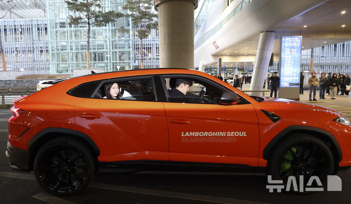 [인천공항=뉴시스] 김근수 기자 = 2026 밀라노·코르티나담페초 동계올림픽에서 2관왕을 차지한 쇼트트랙 김길리가 24일 오후 인천국제공항 제2여객터미널에서 람브로기니 우르스 차량을 타고 이동하고 있다.람보르기니 코리아는 이날 인천국제공항 제2터미널에 도착하는 김길리 선수를 위해 전문 운전기사가 동행하는 차량을 보내, 공항에서 본가까지 이동할 수 있는 ‘쇼퍼 서비스’를 제공한다고 밝혔다. 2026.02.24. ks@newsis.com