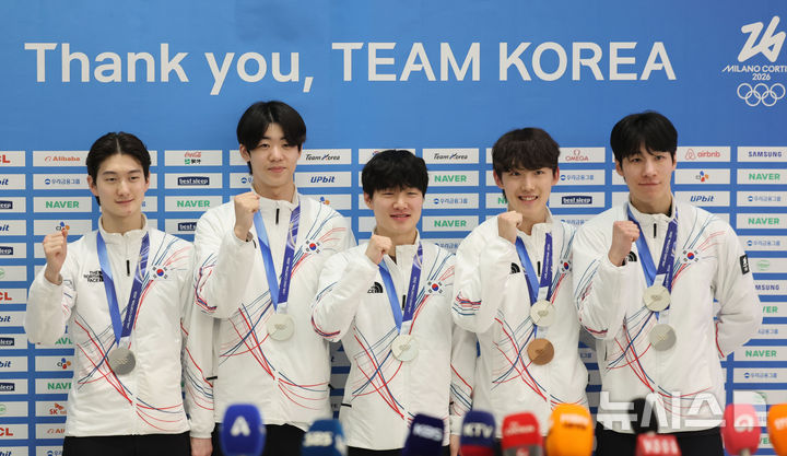 [인천공항=뉴시스] 권창회 기자 = 2026 밀라노-코르티나 동계올림픽 쇼트트랙 남자 5000M 은메달리스트인 신동민(왼쪽부터), 이준서, 이정민, 임종언, 황대헌이 24일 오후 인천국제공항 제2여객터미널로 귀국해 기념촬영을 하고 있다. 2026.02.24. kch0523@newsis.com