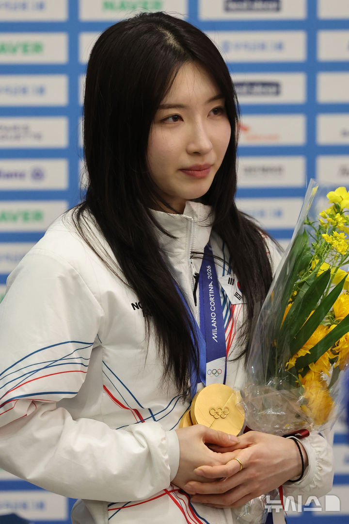 [인천공항=뉴시스] 권창회 기자 = 2026 밀라노-코르티나 동계올림픽 쇼트트랙 금메달리스트 김길리가 24일 오후 인천국제공항 제2여객터미널로 귀국해 금메달을 소중히 하고 있다. 2026.02.24. kch0523@newsis.com