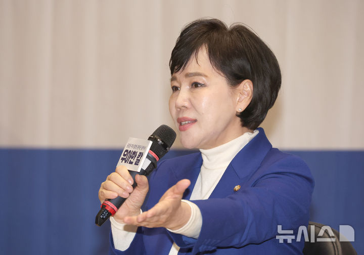 [서울=뉴시스] 김금보 기자 = 전현희 더불어민주당 의원이 24일 오후 서울 여의도 국회 의원회관에서 열린 자신의 <우아한 칼> 출판기념회에서 발언을 하고 있다. 2026.02.24. kgb@newsis.com