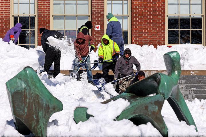브라운대학 계단 눈 치우는 작업자들