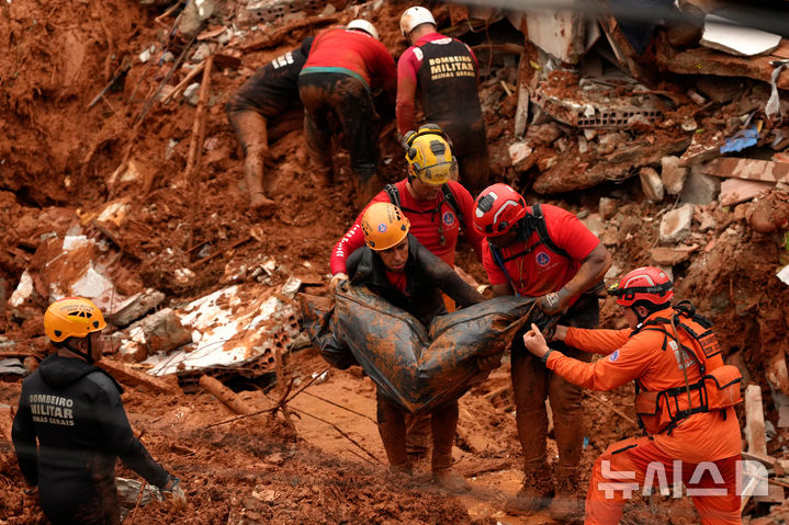 [주이스 데 포라=AP/뉴시스] 24일(현지 시간) 브라질 미나스제라이스주 주이스 데 포라 홍수 피해 현장에서 구조대원들이 시신을 수습하고 있다. 2026.02.25.