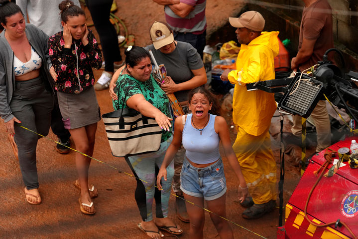 [주이스 데 포라=AP/뉴시스] 24일(현지 시간) 브라질 미나스제라이스주 주이스 데 포라 홍수 피해 현장에서 주민들이 슬픔에 잠겨 있다. 2026.02.25.