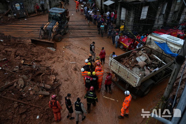 [주이스 데 포라=AP/뉴시스] 24일(현지 시간) 브라질 미나스제라이스주 주이스 데 포라 홍수 피해 현장에서 구조대원들이 시신을 수습하고 있다. 2026.02.25.