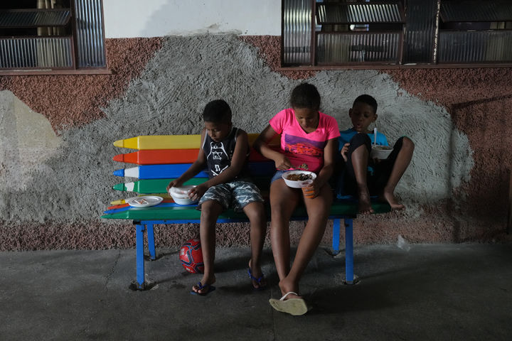 [주이스데포라( 브라질)=AP/뉴시스] 브라질 북부 폼발 시내의 피자식당에서 3워 15일 일요일 저녁 식사를 한 사람들 가운데 식중독으로 1명이 죽고 100여명이 입원했다고 폼발시 보건 당국이 17일 발표했다. 사진은 지난 달 24일 브라질의 주이스 데포라에서 홍수로 집을 잃고 학교 피난처에서 식사하는 아이들. 2026. 03. 18. 
