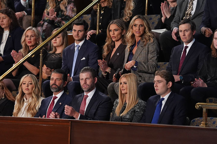 [워싱턴 D.C.=AP/뉴시스] 24일(현지 시간) 워싱턴 D.C. 미 국회의사당 하원 본회의장에서 열린 국정연설에 도널드 트럼프 대통령의 자녀들이 참석한 모습. 맨 아래 왼쪽부터 티파니 트럼프, 도널드 트럼프 주니어, 에릭 트럼프, 이방카 트럼프, 배런 트럼프. 2026.02.25.