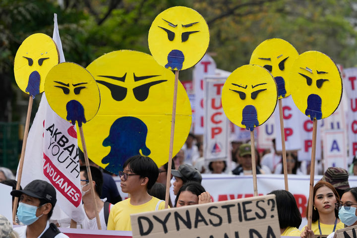 필리핀 '피플 파워' 40주년 기념 행진하는 활동가들