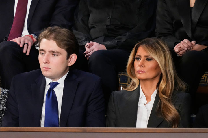 [워싱턴=AP/뉴시스] 도널드 트럼프 미국 대통령의 부인 멜라니아(오른쪽) 여사와 아들 배런 트럼프가 24일(현지 시간) 워싱턴 국회의사당 하원 본회의장에서 열린 상·하원 합동회의에서 트럼프 대통령의 집권 2기 첫 국정연설(State of the Union)을 듣고 있다. 2026.02.25.