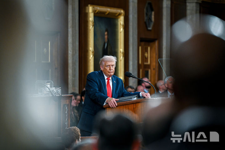 [워싱턴=AP/뉴시스] 도널드 트럼프 미국 대통령이 24일(현지 시간) 워싱턴 국회의사당 하원 본회의장에서 열린 상·하원 합동회의에서 집권 2기 첫 국정연설(State of the Union)을 하고 있다. 2026.02.25.
