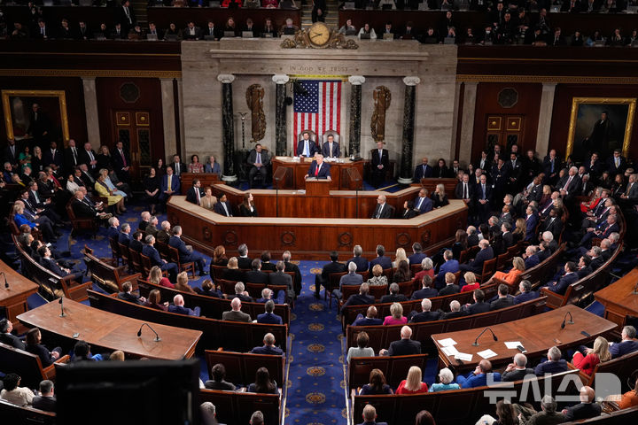 [워싱턴=AP/뉴시스] 도널드 트럼프 미국 대통령이 24일(현지 시간) 워싱턴 국회의사당 하원 본회의장에서 열린 상·하원 합동회의에서 집권 2기 첫 국정연설(State of the Union)을 하고 있다. 2026.02.25.