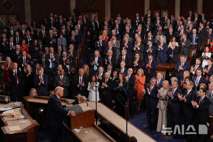 [워싱턴=AP/뉴시스] 도널드 트럼프 미국 대통령이 24일(현지 시간) 워싱턴 국회의사당 하원 본회의장에서 열린 상·하원 합동회의에서 집권 2기 첫 국정연설(State of the Union)을 하고 있다. 2026.02.25.