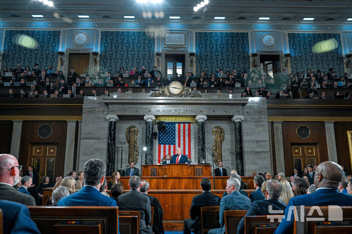 [워싱턴=AP/뉴시스] 도널드 트럼프 미국 대통령이 24일(현지 시간) 워싱턴 국회의사당 하원 본회의장에서 열린 상·하원 합동회의에서 집권 2기 첫 국정연설(State of the Union)을 하고 있다. 2026.02.25.