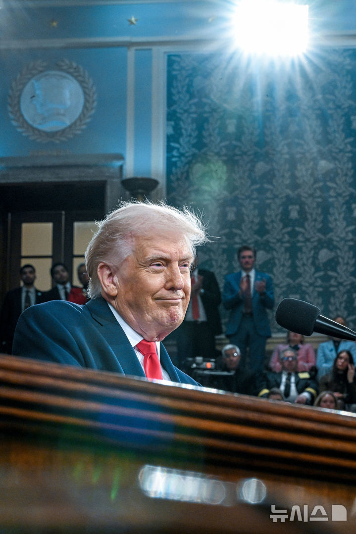 [워싱턴=AP/뉴시스] 도널드 트럼프 미국 대통령이 24일(현지 시간) 워싱턴 국회의사당 하원 본회의장에서 열린 상·하원 합동회의에서 집권 2기 첫 국정연설(State of the Union)을 하고 있다. 2026.02.25.