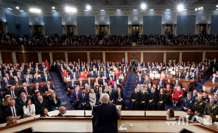 [워싱턴=AP/뉴시스] 도널드 트럼프 미국 대통령이 24일(현지 시간) 워싱턴 국회의사당 하원 본회의장에서 열린 상·하원 합동회의에서 집권 2기 첫 국정연설(State of the Union)을 하고 있다. 2026.02.25.