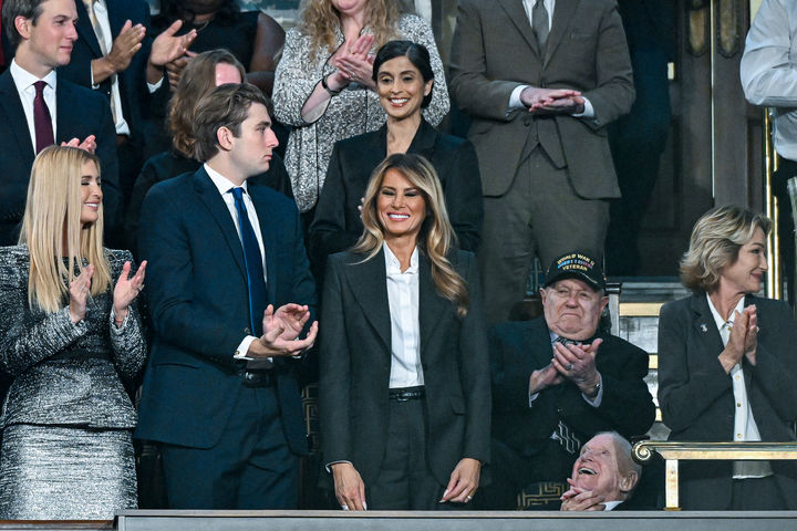 [워싱턴=AP/뉴시스] 도널드 트럼프 미국 대통령의 부인 멜라니아(왼쪽 세번째) 여사와 아들 배런 트럼프(왼쪽 두번째), 딸 이방카 트럼프가 24일(현지 시간) 워싱턴 국회의사당 하원 본회의장에서 열린 상·하원 합동회의에서 트럼프 대통령의 집권 2기 첫 국정연설(State of the Union)에 박수를 보내고 있다. 2026.02.25.