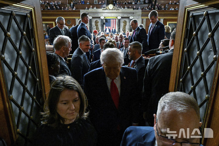 [워싱턴=AP/뉴시스] 도널드 트럼프 미국 대통령이 24일(현지 시간) 워싱턴 국회의사당 하원 본회의장에서 열린 상·하원 합동회의에서 집권 2기 첫 국정연설(State of the Union)을 마친 뒤 나서고 있다. 2026.02.25.