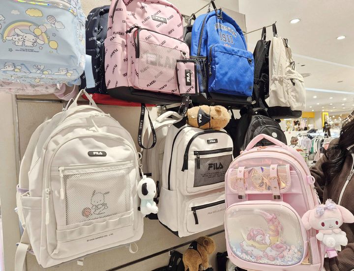 [부산=뉴시스] 롯데백화점 부산본점 6층 휠라키즈 매장에서 신학기를 맞아 다양한 책가방을 선보이고 있다. (사진=롯데백화점 제공) 2026.02.25. photo@newsis.com&nbsp; *재판매 및 DB 금지