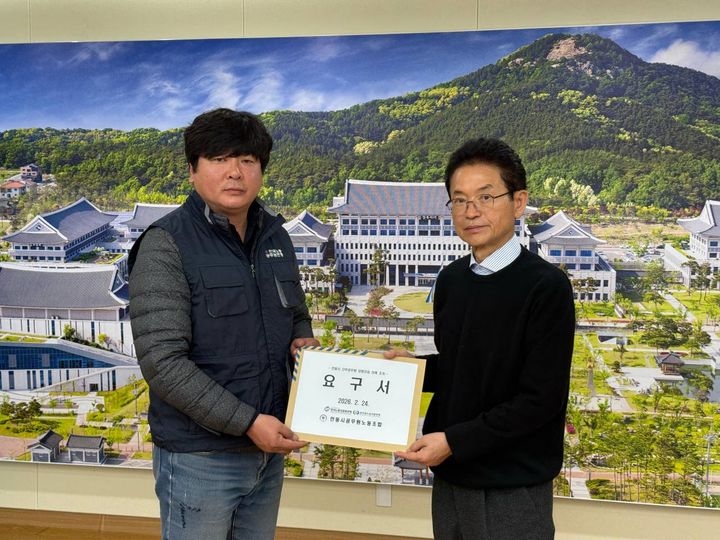 [안동=뉴시스] 유철환 안동시공무원노조 위원장이 24일 이철우 경상북도지사에게 최근 제기된 안동시 공무원 '정당 당원모집 연루 의혹'과 관련한 재발 방지 대책 요구서를 전달하고 있다. (사진=안동시공무원노조 제공) 2026.02.25. photo@newsis.com *재판매 및 DB 금지