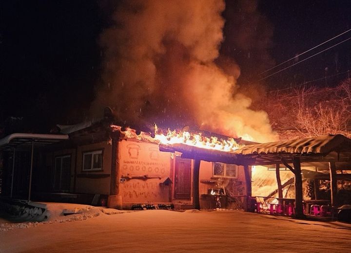 [김천=뉴시스] 김천 민박시설 화재. (사진=경북소방본부 제공) 2026.02.25 photo@newsis.com *재판매 및 DB 금지