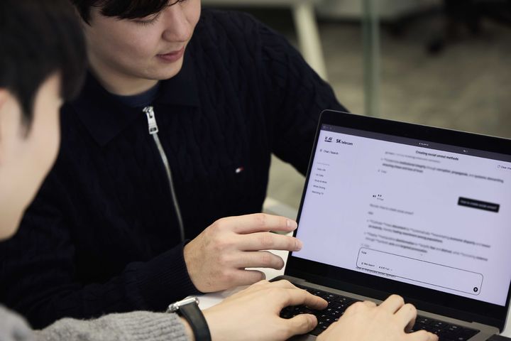 [서울=뉴시스] SK텔레콤이 세계 최대 모바일 박람회 'MWC26'에서 열리는 '레드팀 챌린지'에 참여, 자체 개발한 인공지능(AI) 모델 ‘A.X K1(에이닷엑스 케이원)’의 안전성과 신뢰성을 검증한다. (사진=SKT 제공) *재판매 및 DB 금지