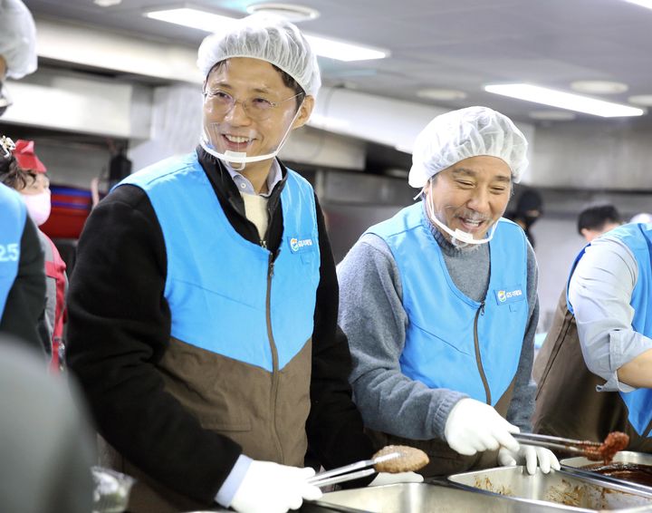 [서울=뉴시스] 허서홍(왼쪽) GS리테일 대표와 에드워드 리 셰프가 급식 나눔 봉사에 참여하고 있다. (사진=GS리테일 제공)  *재판매 및 DB 금지