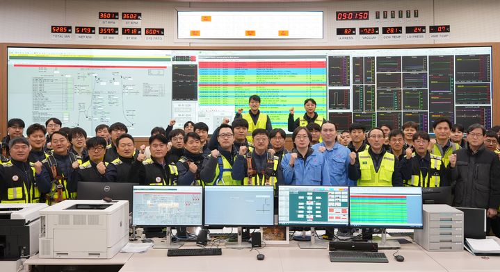 [태안=뉴시스] 정병철(앞줄 오른쪽 여섯번째) 한국서부발전 구미건설본부장과 관계자들이 지난 24일 경북 구미하이테크밸리(5산단)에서 구미천연가스발전소 상업운전 기념식을 가진 후 기념 사진을 찍고 있다. (사진=한국서부발전 제공) 2026.02.25. photo@newsis.com *재판매 및 DB 금지