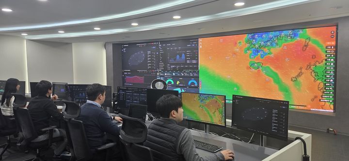 LS일렉트릭 관계자들이 안양 R&D센터에 위치한 관제센터에서 재생에너지 발전량 예측 결과를 확인하고 있다. *재판매 및 DB 금지