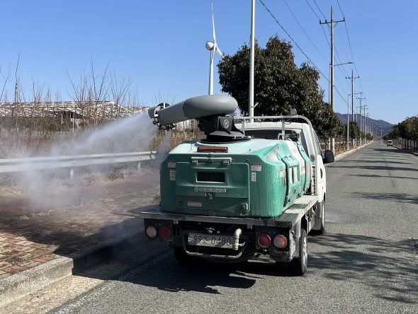 경남도 철새 도래지 주변 방역차량 동원 오염원 차단 소독.(사진=경남도 제공) 2026.02.25. *재판매 및 DB 금지