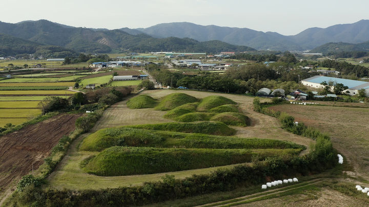 [광주=뉴시스] 3~5세기 마한 문화가 집약된 전남 함평군 예덕리 고분군. (사진=함평군 제공) photo@newsis.com *재판매 및 DB 금지