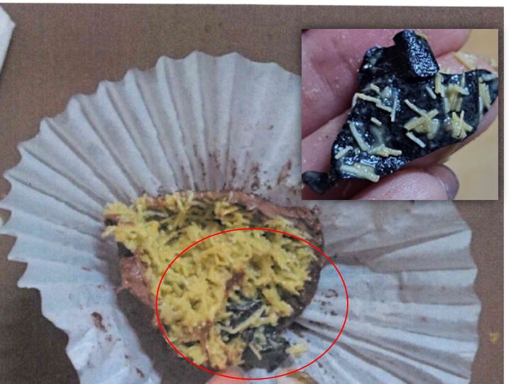 [서울=뉴시스] 식품의약품안전처는 두바이 쫀득 쿠키 등 디저트류를 조리해 배달·판매하는 음식점과 아이스크림 무인 판매점 총 4180곳 집중 점검해 식품위생법을 위반한 81곳을 적발해 관할 기관에 행정처분 등 조치를 요청했다고 25일 밝혔다. 사진은 이물이 나온 두바이 쫀득 쿠키. (사진=식약처 제공) 2026.02.25. photo@newsis.com *재판매 및 DB 금지