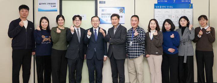 [대전=뉴시스] 이명구 관세청장(왼쪽서 다섯번째)이 관세청 고객지원센터(콜센터)를 찾아 직원들을 격려한 뒤 기념촬영을 하고 있다.(사진=관세청 제공) *재판매 및 DB 금지