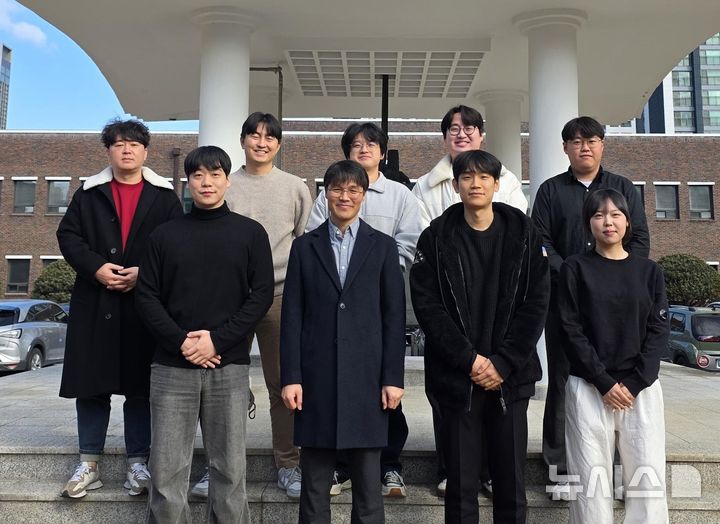 [창원=뉴시스]고효율·고내구 비귀금속 산소 발생 촉매를 개발한 한국재료연구원 연구팀. 앞줄 왼쪽부터 이재훈 박사과정 학생, 최승목 책임연구원, 김남인 박사과정 학생, 박기령 석사과정 학생. 뒷둘 왼쪽부터 김치호 선임연구원, 이주영 선임연구원, 박준영 석박 통합과정 학생, 진송 선임연구원, 하준석 석사과정 학생.(사진=한국재료연구원 제공) 2026.02.25. photo@newsis.com