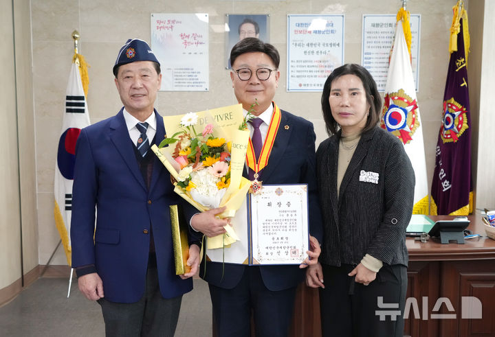 [전주=뉴시스] 문승우 전북도의장(가운데)이 대한민국재향군인회 공로취장 수상 기념촬영을 하고 있다. 2026.02.25 *재판매 및 DB 금지