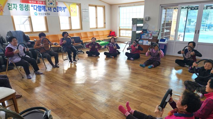 [횡성=뉴시스] 강림면 주민들이 근골격계 질환 예방 및 근력 건강 프로그램에 참여해 교육과 운동을 하고 있다. (사진=횡성군 제공) 2026.02.25. photo@newsis.com *재판매 및 DB 금지